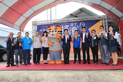 委陳吉仲斗人一同參與記者會，為活動宣傳