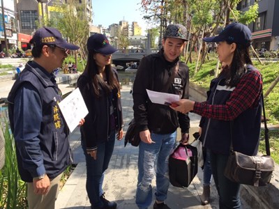 稽查人員勸導吸菸民眾