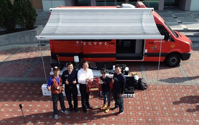 全球空拍機龍頭DJI捐中市5部空拍機，現場實際測試空拍即拍攝。