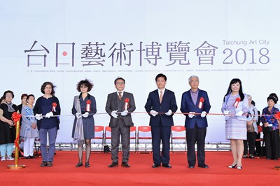 林市長、日本株式會社麗人社長野口和男等人都出席剪綵宣布活動開跑。