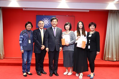 中市護理師楊宛庭與陳靜如機場合力搶救泰籍旅客 市長林佳龍表揚跨國界英勇之舉