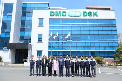 合影，右七為市長林佳龍，右六為友嘉DMC韓國廠董事長裵振基