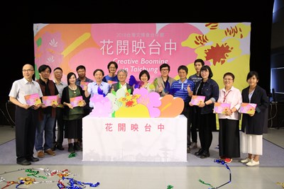 林副市長等人參與啟動儀式，將翩翩飛舞的蝴蝶放在台中花博裝置上，廣邀各界人士參觀文博會台中館。