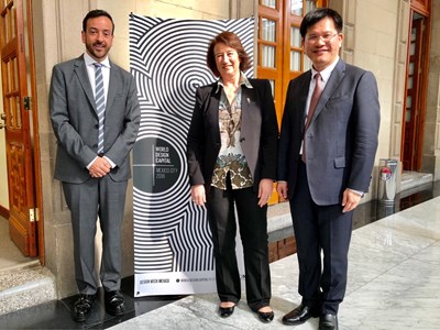 林市長與世界設計組織理事長路易莎·波切托(Luisa Bocchietto)、「墨西哥設計週」共同創辦人艾蜜立歐·卡布雷拉(Emilio Cabrero)共同合影JPG (1)