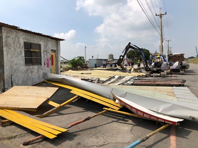 中市府拆除高美濕地美堤路攤販違建 陸續輔導他處合法設攤-1