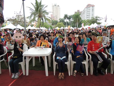 書香大遊行 悅讀踩街趣 千人拿書大會師共讀423秒