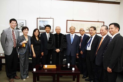 歐豪年獲頒興大名譽文學博士、鄭愁予獲傑出校友