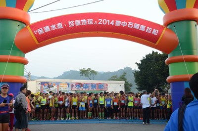 石岡區馬拉松吸五千多名選手參賽 石岡里社區發展協會「超級阿嬤」超吸睛