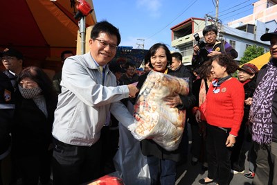 梧棲浩天宮寒冬送暖     林市長盼將臺中打造為溫暖城市