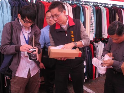 市府稽查繼光街年貨大街 為消費者權益把關