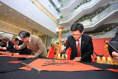 迎新揮毫贈春聯 林市長「希望開春喜洋洋 行動豐收樂融融」對聯表祝福