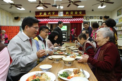 林市長陪長青學堂長者用餐       將推老人照顧居家服務社區化