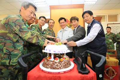 林市長春節慰問陸軍五八砲指揮部 官兵驚喜慶生