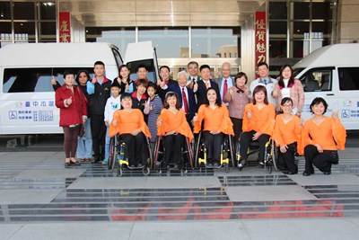 中市小型復康巴士再增添2輛 社會局感謝各界愛心