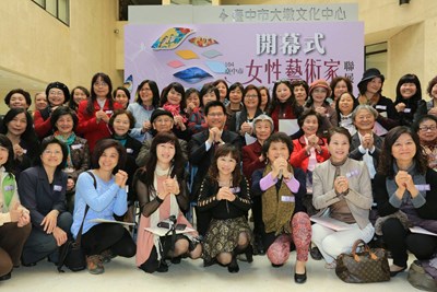 臺中市女性藝術家聯展開幕 林市長親臨現場致贈巧克力