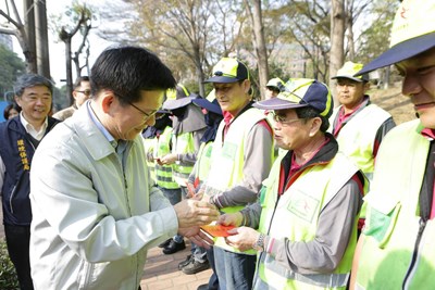 春節清運垃圾不打烊      林市長紅包慰問清潔隊員