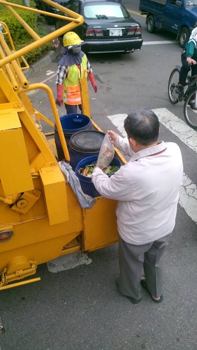 環保局長視察垃圾清運不打烊 提醒民眾儘早清理垃圾