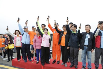 跟飛機賽跑！潘副市長為選手打氣