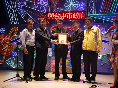 市府同龍富夜市攤商做公益   邀請寄養孩童逛夜市