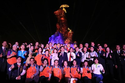 臺中公園主燈「吉羊康泰」精彩再現  水上舞台及花燈營造湖光倒影美景