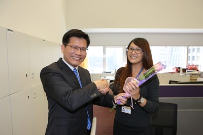 婦女節前夕 林市長親送玫瑰花贈同仁 第四位女性閣員吳蓮英接任地方稅務局局長