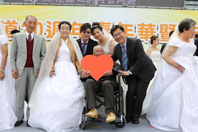 弘道歡慶20周年 林市長甜蜜賀新人