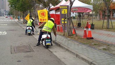 環保騎士隊與志工攜手護整潔 迎周末賞燈潮