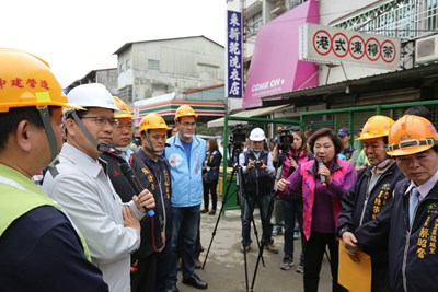 視察美群路雨水下水道工程  林市長讚「推進工法」減少交通影響