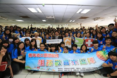 歡慶青年節  林市長讚青年志工關懷仁愛之家長輩