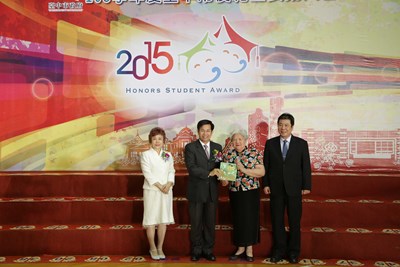 臺中市模範生表揚大會  73歲廖秀雪成為模範生阿嬤