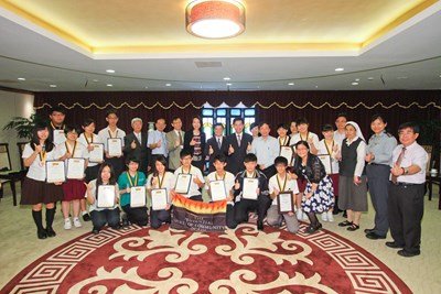 潘副市長表揚保德信青少年志工菁英獎獲獎同學與學校