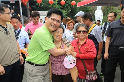 大坑發康乃馨 林市長盼推廣觀音亭志工精神至全臺中