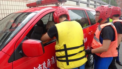 因應防汛期來臨 消防局執行地下道淹水人車搶救演練