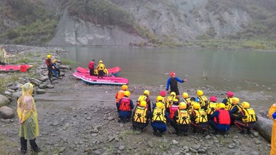 防汛期來臨 消防局第一大隊辦理水域救援能力演練