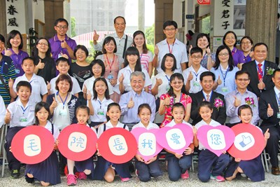 潘副市長陪同行政院毛院長回母校大同國小 與學弟妹相見歡