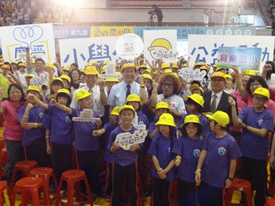 中市府鼓勵小學生參與公益行動  換「愛的魔法盒」歡慶母親節！