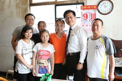盡力完成母親節心願 中市母載身障兒每日往返苗栗工作 林市長助尋返鄉機會