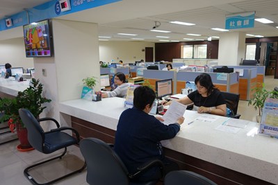 一處收件全程服務 西屯區公所首創社政業務單一櫃台 