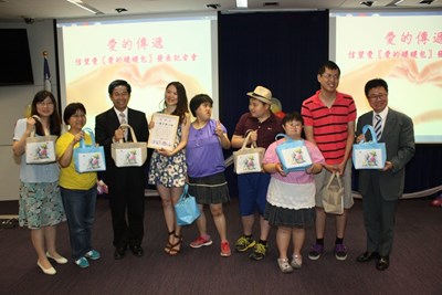 信望愛中心推出「愛的暖暖包」 潘副市長率先認購支持