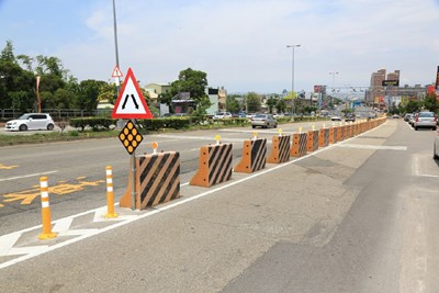 向上路長降坡路段快慢車道改善措施初步完成  逐步建置固定分隔島提升行車安全