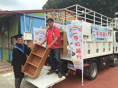 中市環保局畢業季大專院校巡迴回收二手物 秤重儲點數換物品