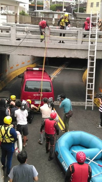 梅雨鋒面來臨 消防局大甲區民生地下道實施人車受困搶救演練