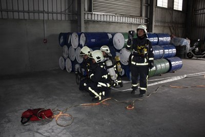 加強鐵皮屋火災逃生 消防局第八救災救護大隊執行搶救演練