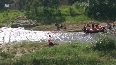 模擬豪雨造成民眾受困 消防局第八大隊進行水域搶救演練