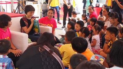  體驗閱讀樂趣    中市府與麥當勞共推行動故事車