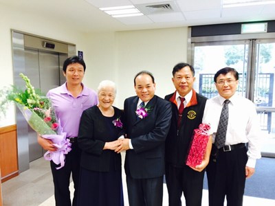 陳綢阿嬤推廣家庭價值獲頒吾愛吾家獎 民政局長獻花感謝