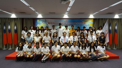 中市高中生赴美交換學生 教育局長授旗並勉勵快樂學習