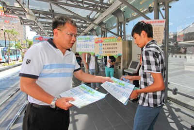 幹線公車將上路 交通局王局長化身派報員 台中車站發放宣傳單