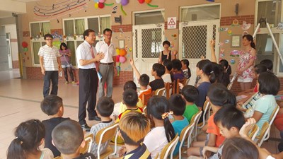 關心偏鄉教育        教育局長前往白冷、平等國小與學生互動