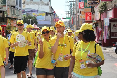 南屯慶端午國際化        外國人也來躦鯪鯉 